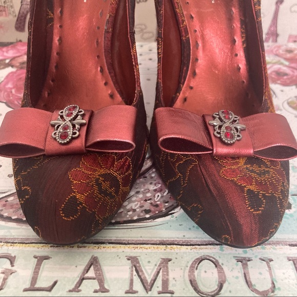 BCBGirls Vintage RARE Women’s Satin Brocade Floral Closed Toe Pumps Size 7 - Picture 5 of 14